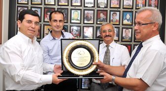 Başkan Tütüncü'ye Plaket