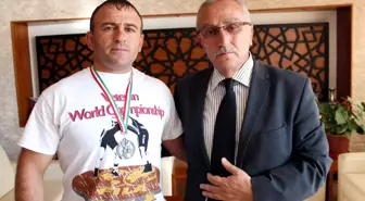 Dünya İkincisi Güreşçi Belediyeyi Ziyaret Etti
