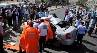 Otomobilde Sıkışan Sürücü Kurtarıldı