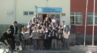 Sakatlar Derneği Okullara Çanta Dağıttı