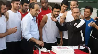 Koray Arslan İçin Antrenman Sahasında Kutlama