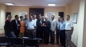 Çukurçayır'da Emekli Öğretmen Metin Doğu'ya Plaket