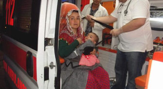 Kazada Yaralanan Anne, Kızını Ambulansta Boyle Tasıdı