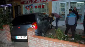 Otomobil Nöbetçi Eczaneye Daldı