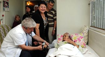 Akaydın Beyaz Önlüğünü Giyip Hasta Muayene Etti