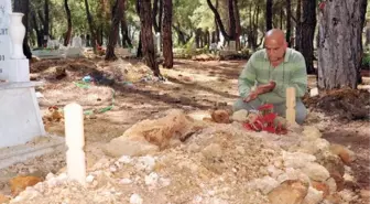 3 Polisi Şehit Eden Oğlunun Mezarında