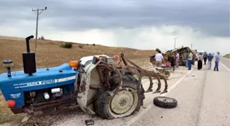 Yolcu Minibüsü Traktöre Çarptı: 17 Yaralı