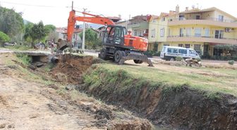 Burhaniye'de Hocazade Deresi Islah Ediliyor