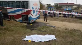 Otobüs Lastiğini Kurtarmak İsterken Altında Kaldı