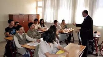 Özel Kardelen Koleji'nde Öğrencilere Seminerler Veriliyor