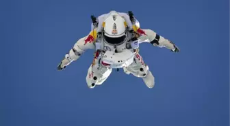 Felix Baumgartner 39 Kilometre Yükseklikten Dünyaya İnmeyi Başardı