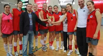 Kağıtsporlu Voleybolcular Sezonun İlk Kupasını Kazandı