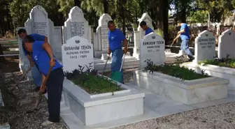 Mezarlıklar Bayrama Hazır