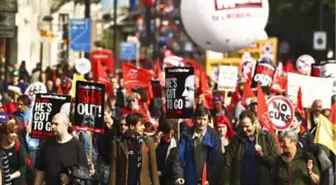 Londra'da On Binlerce Kişi Kesintileri Protesto Etti