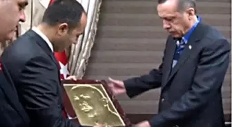 Başkan Sönmez'den Başbakan Erdoğan'a Hediye