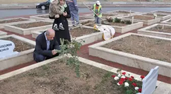 'Azra Bebek', Depremin Birinci Yılında Babasının Mezarına Yürüdü