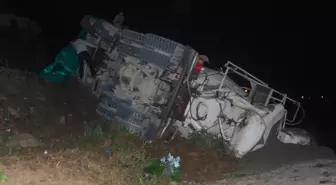 Giresun'da Beton Mikseri Yol Vermeye Çalışırken Yol Kenarına Devrildi
