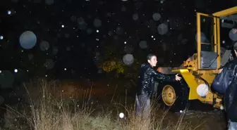 Şiddetli Yağışta Mahsur Kalan Şahıs, İş Makinesiyle Kurtarıldı