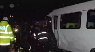 Refüjü Aşan Otomobil, İşçi Servisi ile Çarpıştı: 9 Yaralı