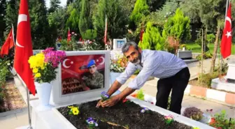 Şehit Babasının Mezar Başında 'Konvoy' Sitemi