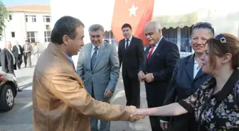 Bayramlaştığı Kuruluşlara Atatürk Fotoğrafı Armağan Etti