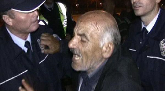 Ailesini Unuttu, Otomobiline Üzüldü