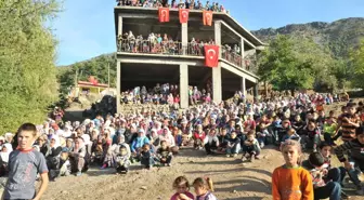 Ağabeyini Üniformasını Giyerek Son Yolculuğuna Uğurladı