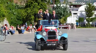 Alanya Kaymakamı Atatürk'ün Aracı ile Halkı Selamladı