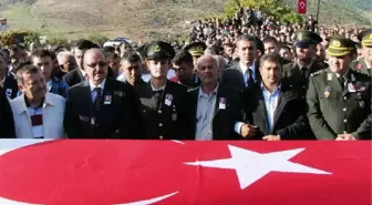 Şehit Ağabeyini Üniformasıyla Uğurladı