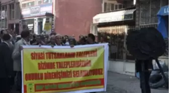 Bitlis AK Parti İl Binasına Siyah Çelenk Bırakmak İsteyen Grup Polis Tarafından Durduruldu