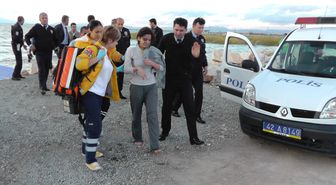 Göle Atlayan Genç Kızı Belediye İşçisi Kurtardı
