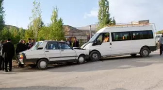 Adıyaman'da Minibüs ile Otomobil Çarpıştı: 8 Yaralı