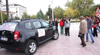 Aracının Her Tarafına Yazı Yazarak Firmayı Protesto Ediyor