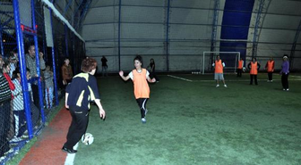 Tunceli'de Kadınlardan Halı Sahada Futbol Maçı
