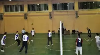 Ceketini Çıkarıp Voleybol Oynadı