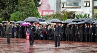 İzmit'te Yağmur Altında Anma Töreni