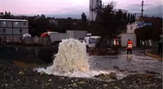 Kadıköy'de Su Borusu Patladı