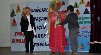 'Tombalak' İsimli Tiyatro Oyunu Güldürürken Eğitiyor