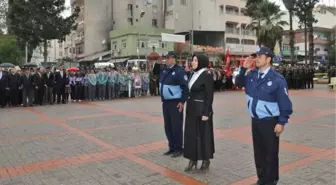 Türbanlı Başkandan Atatürk Anıtına Çelenk