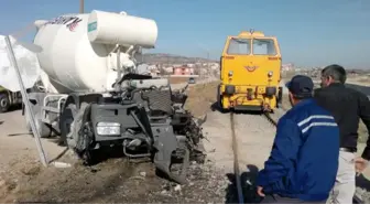 Yük Treni Beton Mikserine Çarptı; 2 Yaralı