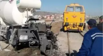 Yük Treni Beton Mikserine Çarptı