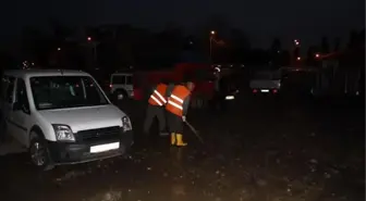 Kadıköy'de İş Makinesı Su Borusunu Delince