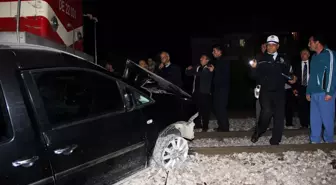 Otomobil Trenle Çarpıştı