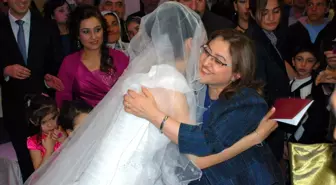 Aile ve Sosyal Politikalar Bakanı Şahin, Yeğeninin Nikah Şahitliğini Yaptı