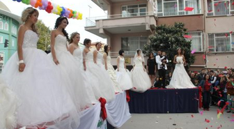 Burdur'da İlk Defa Sokak Defilesi Düzenlendi