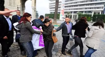 Üniversite Öğrencisi Genç Kızlardan İzmir Saat Kulesi'nde Zincirli Eylem