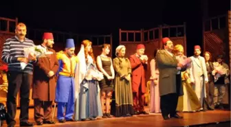 Dişi Horoz Büyük Alkış Aldı