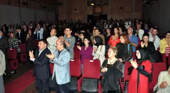 Dişi Horoz Seyirciden Büyük Alkış Aldı