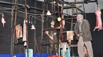 Ankara Ekin Tiyatrosu Aliağa'da İntifada Adlı Oyunu Sahneledi.