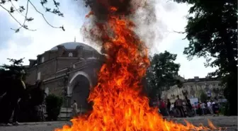 Fransa'da Camiye Yapılan Saldırı Protesto Edildi